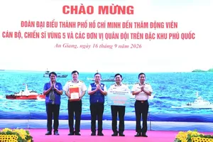Ho Chi Minh City delegation presents a symbolic plaque for the facility to Naval Region 5. (Photo: SGGP)