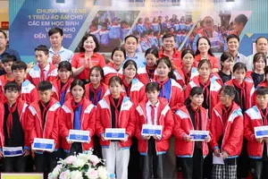 SGGP Newspaper brings warm clothes, scholarships to students in Lang Son