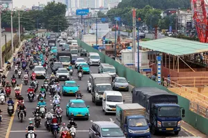 A section of Truong Chinh Street in Tan Binh Ward, Ho Chi Minh City, is cordoned off for construction of Metro Line 2 (Ben Thanh–Tham Luong). (Photo: SGGP)