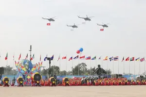 Helicopters perform a flypast at the opening ceremony of the Vietnam Defence Expo 2024. (Photo: SGGP)