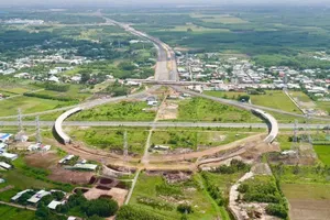 The final section of the Ring Road No. 3 project connects with the Ben Luc – Long Thanh Expressway.