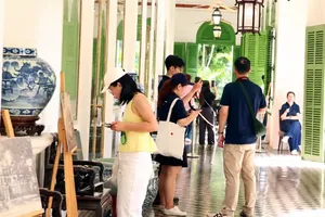 Visitors explore the French Consulate General in Ho Chi Minh City. (Photo: SGGP)