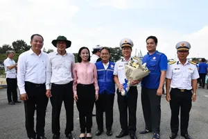 Deputy Head of the Ho Chi Minh City National Assembly Delegation, Vo Ngoc Thanh Truc, presents flowers to congratulate the delegation on the successful conclusion of its voyage. (Photo: SGGP)