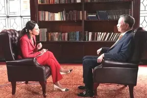 General Secretary of the Communist Party of Vietnam Central Committee and President To Lam (R) gives an interview to Bloomberg TV. (Photo: VNA)