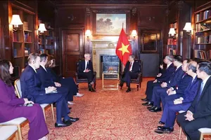 General Secretary of the CPV Central Committee and President To Lam (right) meets with Apple Executive Chair Tim Cook in New York on the afternoon of September 21 (local time). (Photo: VNA)
