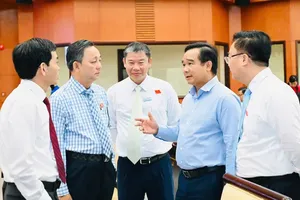 Chairman of the Ho Chi Minh City People’s Committee Nguyen Van Duoc speaks with delegates attending the session. (Photo: SGGP)
