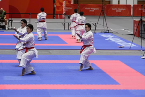 The Vietnamese athletes perform in the women's team kata event in karate at ASIAD 2026 on September 22. (Photo published by VNA)