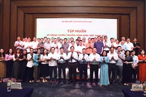 Representatives of various agencies, experts, lecturers and speakers at the training program. (Photo: SGGP)