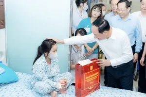 Mr. Trinh Van Quyet presents Mid-Autumn Festival gifts to pediatric patients. (Photo: SGGP)