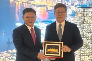 Vice Chairman of the Ho Chi Minh City People’s Committee Nguyen Manh Cuong presents a souvenir to Algernon Yau, Secretary for Commerce and Economic Development of the Government of the Hong Kong Special Administrative Region. (Photo: Ho Chi Minh City Department of Foreign Affairs)