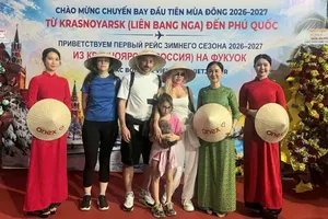 Tourists from Krasnoyarsk, Russia, receive a warm welcome upon arriving in Phu Quoc. (Photo: SGGP)