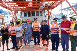 Authorities educate fishermen about combating IUU fishing at Cat Lo Fishing Port in Ho Chi Minh City. (Photo: SGGP)