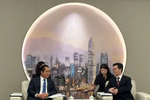 Chairman of the HCMC People's Committee Nguyen Van Duoc (left) at the working session with Mr. Zhang Jun, Deputy Director of the Government Services and Data Management Bureau of Shenzhen Municipality. (Photo: SGGP)
