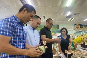 Consumers browse OCOP products from craft villages displayed at the Vietnam Agricultural Trade Promotion Center. (Photo: SGGP)