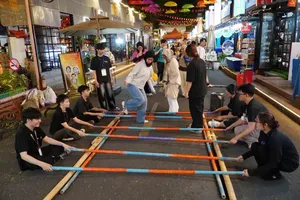 Domestic and international visitors enthusiastically join a bamboo dance at the eighth “Books and Night Culture” Festival. (Photo: Ho Chi Minh City Book Street)