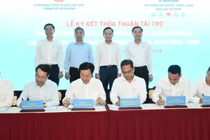 The Ho Chi Minh City Vietnam Fatherland Front Committee signed a sponsorship agreement with five Petrovietnam subsidiaries. (Photo: SGGP)