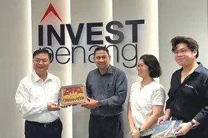 Mr. Hoang Vu Thanh, Director of the HCMC Department of Finance, representing the HCMC delegation to present a souvenir to Saiful Rizal Ab Bakar (Photo: SGGP)