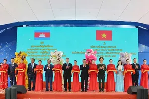 Delegates attend the inauguration ceremony of the Khanh Binh–Chrey Thom international land border gates. (Photo: SGGP)