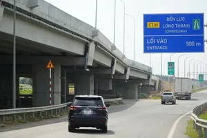 Vehicles turning from National Highway 51 in Dong Nai Province onto the Ben Luc – Long Thanh Expressway toward the Mekong Delta (Photo: SGGP)