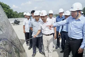 Vice Chairman of the Ho Chi Minh City People’s Committee Hoang Nguyen Dinh works with the contractor responsible for the Tan Van interchange under the Ho Chi Minh City Ring Road 3 project. (Photo: SGGP)