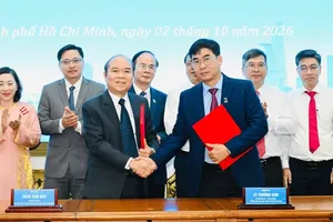 Vice Chairman of the Ho Chi Minh City People’s Committee Tran Van Bay (L) and Rector of Ho Chi Minh City University of Law Le Truong Son (R) at the signing ceremony of a coordination agreement on institutional and legal policy development. (Photo: SGGP)