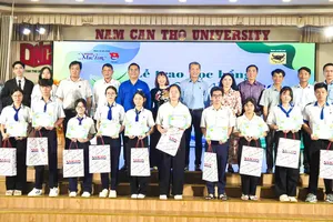 Sai Gon Giai Phong Newspaper awards 40 “For Vietnam’s Future” scholarships in Can Tho City. (Photo: SGGP)