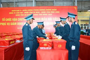 The 161 specialized containers holding samples from martyr remains are solemnly arranged at Gia Lam Airport. (Photo: SGGP)