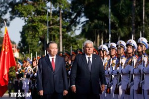 General Secretary of the Communist Party of Vietnam Central Committee and President To Lam and Panamanian President José Raúl Mulino inspect the Guard of Honour (Photo: VNA)