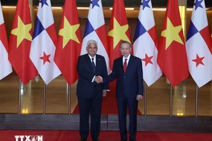 General Secretary of the Communist Party of Vietnam Central Committee and President To Lam (right) and Panama President José Raúl Mulino (Photo: VNA)