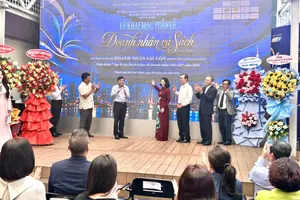 Mr. Tang Huu Phong, Deputy Head of the Ho Chi Minh City Party Committee's Commission for Information and Education, and other delegates perform the opening ceremony of the 2026 Entrepreneurs and Books Week. (Photo: SGGP)