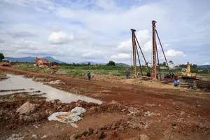 At the construction site of Bao Loc–Lien Khuong Expressway (Photo: SGGP)
