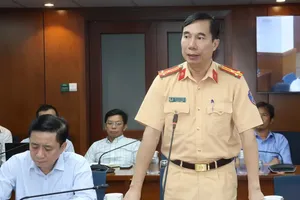 Senior Lieutenant Colonel Do Xuan Hoan, Deputy Head of the Ho Chi Minh City Road and Railway Traffic Police Department (PC08) under the municipal Department of Public Security, speaks at the meeting. (Photo: SGGP)