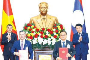 Vietnamese Prime Minister Le Minh Hung and Lao Prime Minister Saleumxay Kommasith witness the exchange of an agreement on financial cooperation between the governments of the two countries. (Photo: VNA)