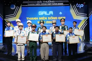 The “Youth Living Beautifully” Awards honors 15 outstanding young people whose exemplary actions have helped spread the spirit of living positively and contributing to the community among Vietnamese youth. (Photo: SGGP)