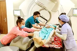 Oncology Hospital staff prepare a patient for radiotherapy. (Photo: SGGP)