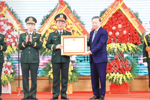 General Secretary of the Communist Party of Vietnam Central Committee and President To Lam presents the title of Hero of the People's Armed Forces to the Hanoi Capital Military Command at the ceremony on October 10, 2026. (Photo: SGGP)