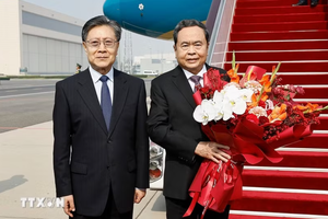 President of the Vietnamese National Assembly Tran Thanh Man (right) and Vice Chairman of the NPC Standing Committee Wang Dongming at the airport. (Photo: VNA)