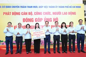 Secretary of the Ho Chi Minh City Party Committee Tran Luu Quang (C) and delegates attend a campaign mobilizing cadres, civil servants, and workers to donate to the 2026 "For the Poor" Fund. (Photo: SGGP)