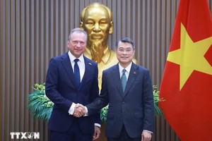 Prime Minister Le Minh Hung (right) and Luxembourg Minister of Finance Gilles Roth at their meeting in Hanoi on October 12, 2026 (Photo: VNA)