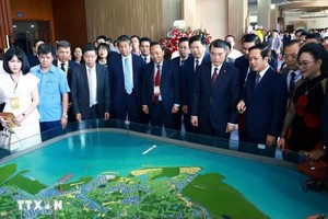 PM Le Minh Hung and officials check Hung Yen master plan for 2021-2030, with a vision to 2050 (Photo: VNA)