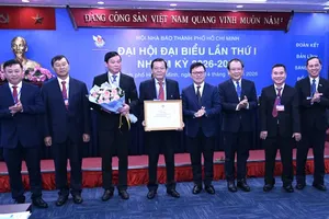 Mr. Le Quoc Minh (4th, R) presents a Certificate of Merit from the Vietnam Journalists Association to the Ho Chi Minh City Journalists Association for its 2020-2026 term. (Photo: SGGP)