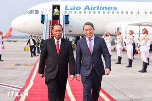 Nguyen Hai Ninh (right) member of the Party Central Committee and Chief of the Party Central Committee Office, welcomes Vilay Lakhamfong, Politburo member and Standing Member of the Secretariat of the Lao People’s Revolutionary Party (LPRP) Central Committee, at Noi Bai International Airport in Hanoi (Photo: VNA)