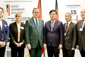 Standing Deputy Secretary of the Ho Chi Minh City Party Committee Le Quoc Phong (3rd, R) meets with Vice President of the German Bundestag, Bodo Ramelow (3rd, L). ( Photo: VNA)