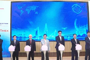 Delegates perform the ceremony to start the conference. (Photo: SGGP)