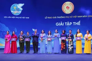 Permanent Deputy Prime Minister Pham Gia Tuc presents the 2026 Vietnam Women’s Awards to five collectives recognized for outstanding achievements. (Photo: SGGP)