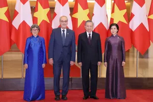 General Secretary of the Communist Party of Vietnam Central Committee and President To Lam (second from right) and his spouse Ngo Phuong Ly pose for a photo with Swiss President Guy Parmelin and his spouse Caroline Parmelin. (Photo: SGGP)