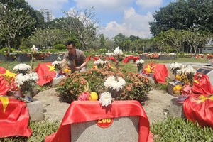 Residents pay tribute to fallen heroes at Ho Chi Minh City Martyrs Cemetery