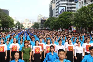 Delegates alongside Ho Chi Minh City youth union members and young people sing the song "Len Dang" in unison. (Photo: SGGP)