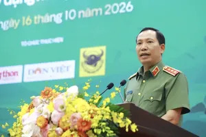 Senior Lieutenant General Le Van Tuyen, Deputy Minister of Public Security, speaks at the conference. (Photo: SGGP)