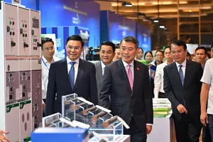 Prime Minister Le Minh Hung visits the exhibition area showcasing products recognized under the National Brand program. (Photo: SGGP)